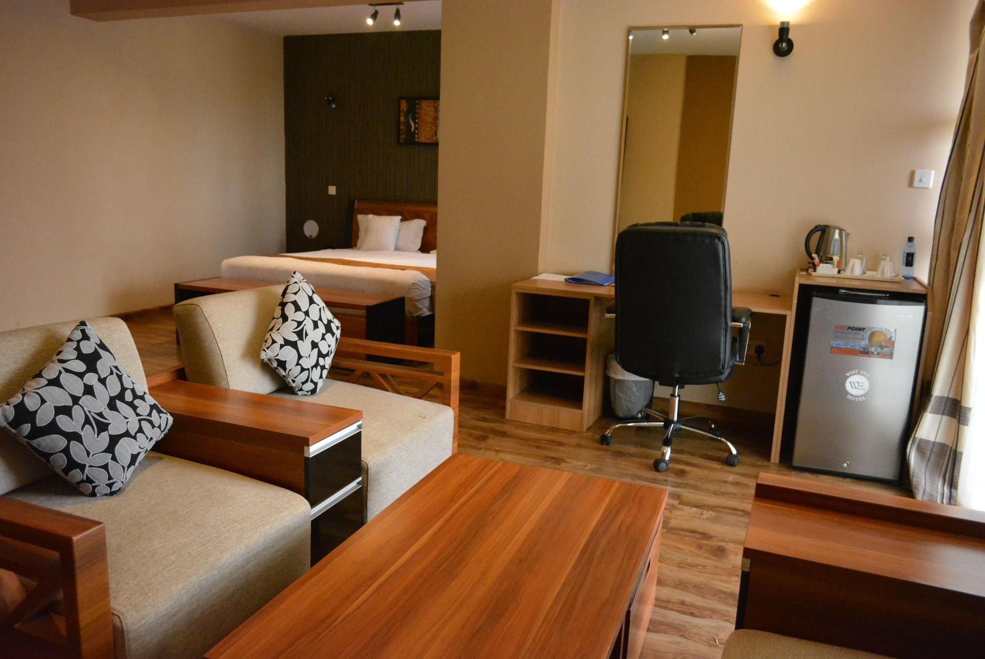 We Hotel And Suites Найроби Экстерьер фото