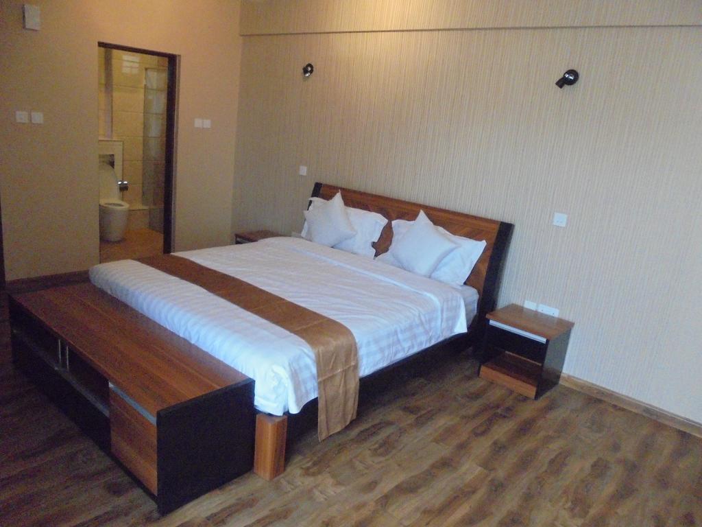 We Hotel And Suites Найроби Экстерьер фото